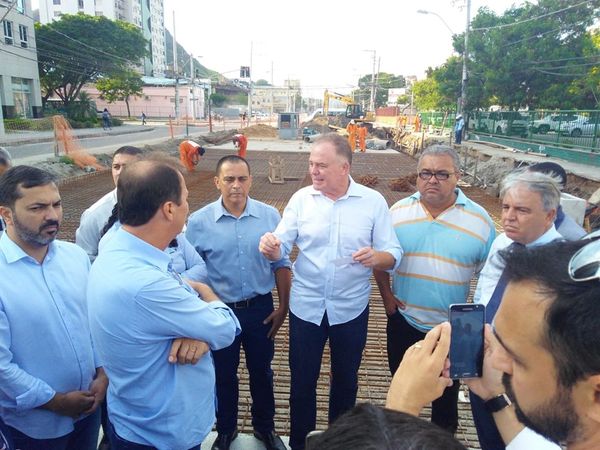 Governador e autoridades visitam obras da Avenida Leitão da Silva, em Vitória, em 2019
