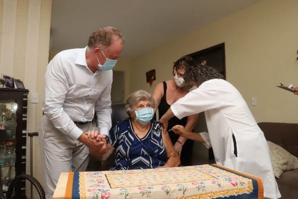 Governador Renato Casagrande acompanha a mãe, Anna Venturim Casagrande, durante vacinação contra a Covid-19