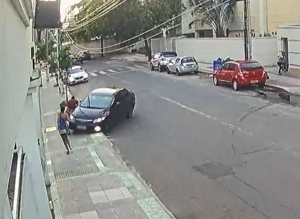 Motorista jogou o carro em cima da calçada para impedir a fuga de assaltante 