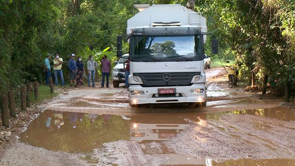 Segundo os moradores, o desvio além de distante, está em péssimas condições