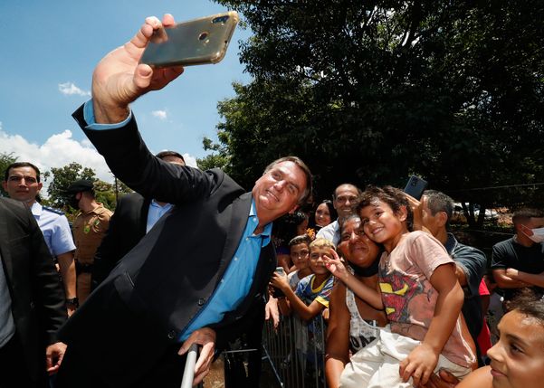 Sem máscara, presidente Jair Bolsonaro tira fotos com apoiadores no dia em meio à pandemia de Covid-19