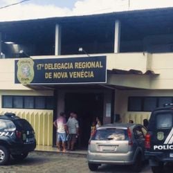 Segundo a corporação, dois homens estavam armados e atiraram contra os policiais, que revidaram: um suspeito morreu e o outro foi baleado