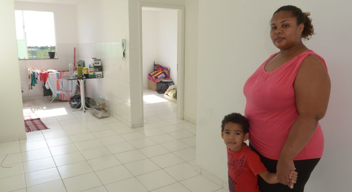Quase dois meses após o desabamento de duas caixas-d'água no Residencial São Roque, em Cariacica, moradores ainda não recuperaram móveis perdidos; construtora diz que tenta negociação