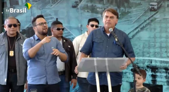 O presidente criticou medidas restritivas de combate à pandemia que estão sendo adotadas por governadores. 'Tenho prazer grande de ficar no meio de vocês', disse