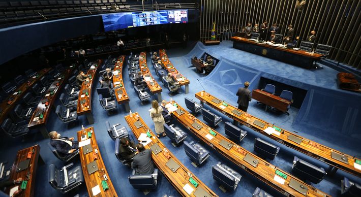 Para evitar que o texto voltasse à Câmara, o relator Rogério Carvalho (PT-SE) não fez mudanças na versão aprovada pelos deputados há quase dois meses e rejeitou todas as emendas