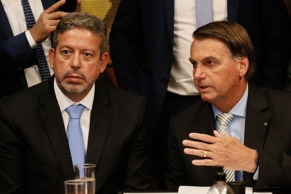 Arthur Lira, presidente da Câmara dos Deputados, ao lado de Jair Bolsonaro, presidente da República