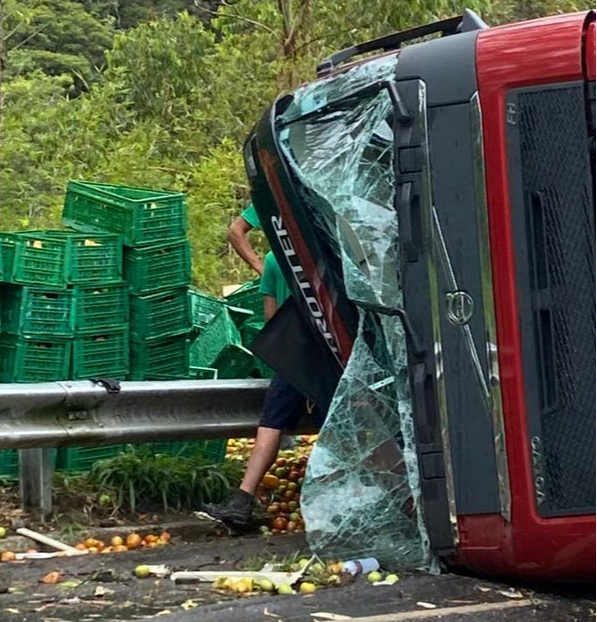 Carga de frutas espalhada na pista . Crédito: Leitor/ A Gazeta