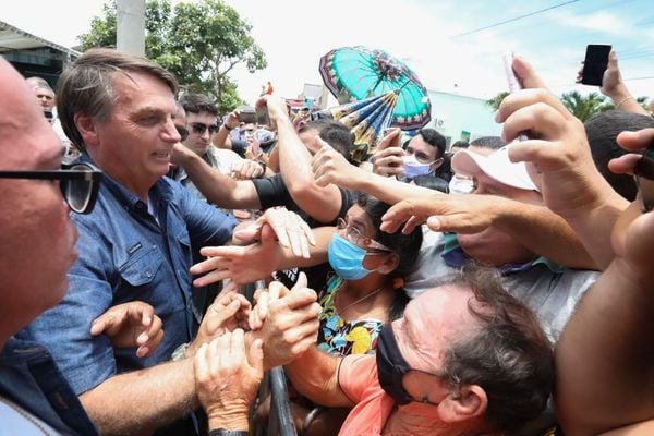 Bolsonaro, sem máscara, em meio a apoiadores no Ceará