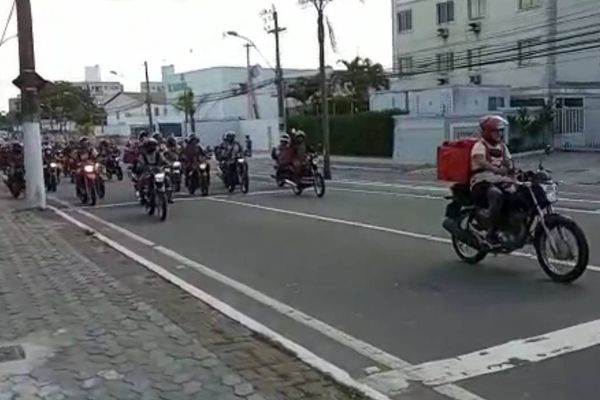 Grupo de motoboys faz protesto na Serra