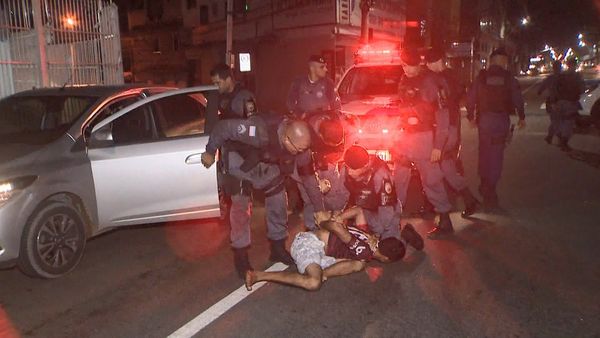Homem de 22 anos que tentou fugir em carro roubado foi preso por policiais em Vila Velha