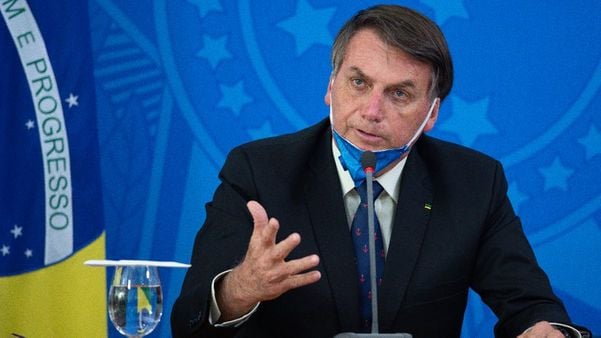 Jair Bolsonaro retira máscara de proteção contra a Covid-19