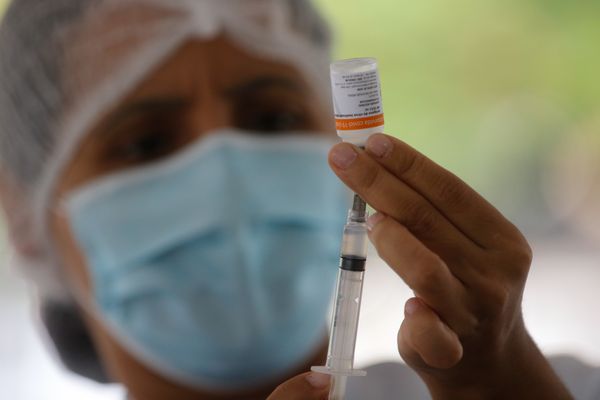  A cidade do Rio de Janeiro retoma hoje (25) sua campanha de aplicação da primeira dose da vacina contra a covid-19 em idosos da população em geral. Hoje serão vacinados os idosos com 82 anos. 