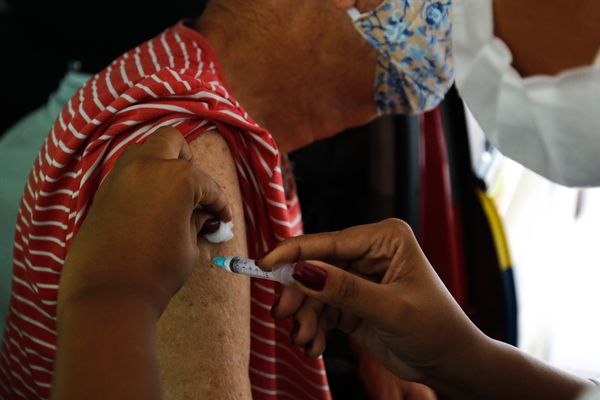  A cidade do Rio de Janeiro retoma hoje (25) sua campanha de aplicação da primeira dose da vacina contra a covid-19 em idosos da população em geral. Hoje serão vacinados os idosos com 82 anos. 