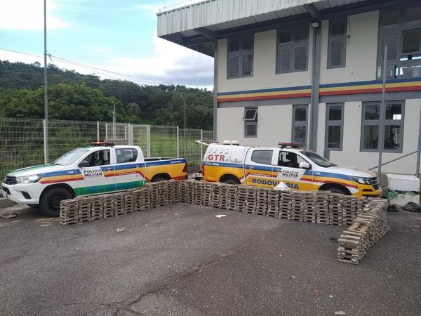 A droga apreendida em Minas Gerais era transportada em uma van com placa de Vila Velha. 