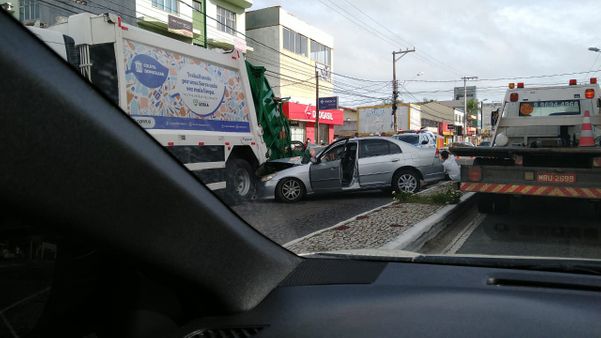 Acidente aconteceu na Avenida Abdo Saad, na Serra