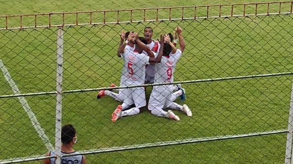 Comemoração do segundo gol do Real contra o Estrela