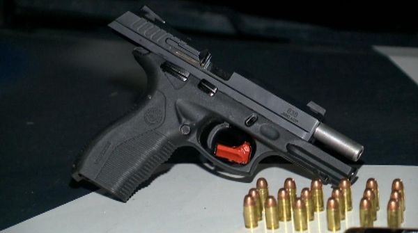 Pistola 838 foi deixada por suspeitos que fugiam da polícia no bairro Zumbi dos Palmares, em Vila Velha, na Grande Vitória