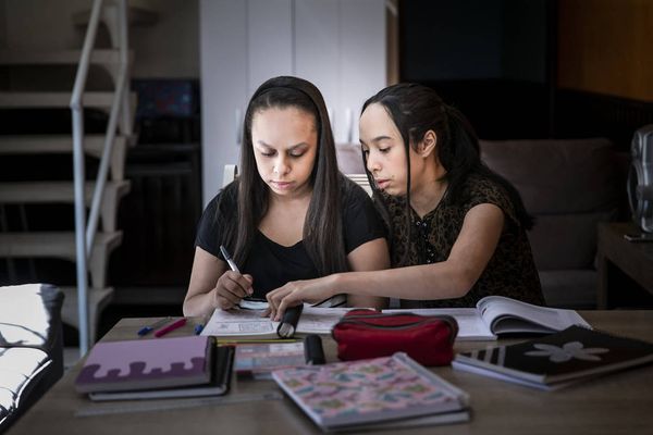 Thais, à esquerda, com a mãe, Márcia; estudante tem síndrome de Williams e a família optou por não enviá-la à escola por não sentir segurança e por falta de atenção específica