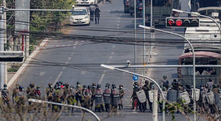 Ao menos 18 manifestantes morreram e 30 ficaram feridos neste domingo (28) em ações das forças de segurança. Foi o dia mais violento dos protestos contra o golpe de Estado de 1° de fevereiro