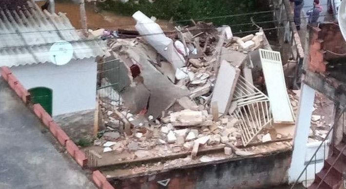 A professora aposentada que estava dentro da casa teve um corte na cabeça. Ela passa bem e se recupera na casa de uma filha