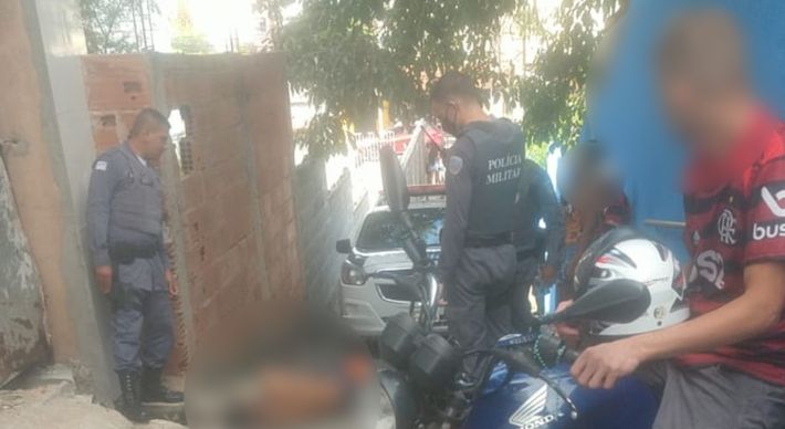 De acordo com quem estava na região, assassinato aconteceu por volta das 14h40 deste domingo (26), e a vítima parecia ser jovem
