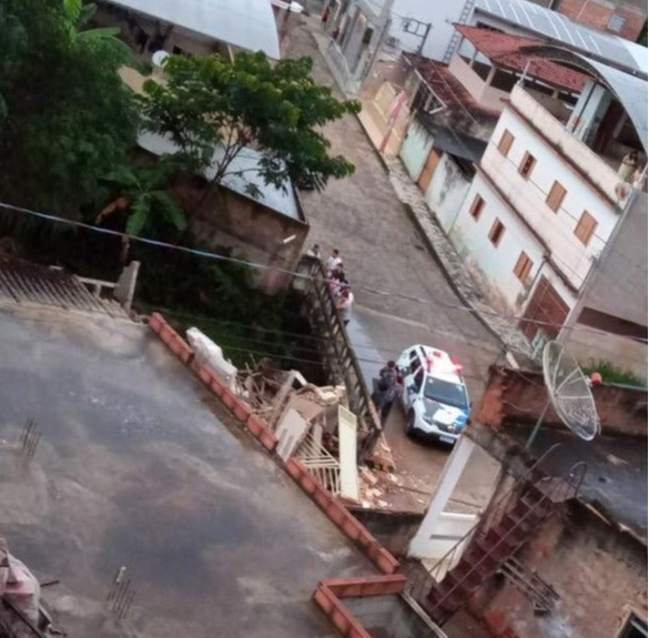 Duplex desmorona em Ibatiba com moradora dentro. Crédito: Foto/Leitor