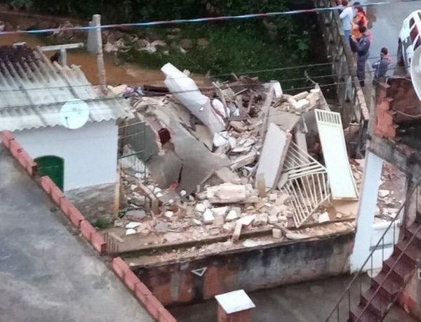 A professora aposentada que estava dentro da casa teve um corte na cabeça. Ela passa bem e se recupera na casa de uma filha