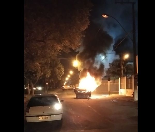 Motoboys colocam fogo em veículo após motorista fugir sem prestar socorro a um motociclista