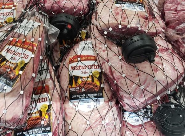 A carne com alarme antifurto no supermercado