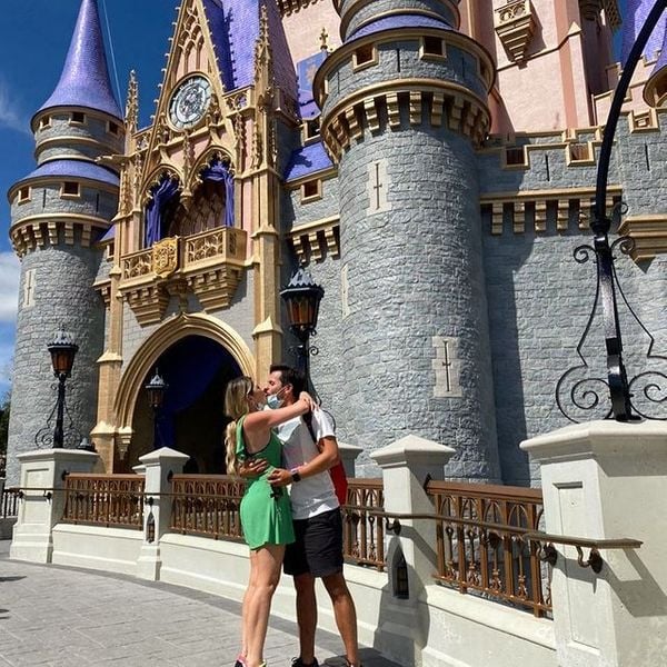 O empresário Richard Neuman pediu a humorista Dani Calabresa em casamento durante as férias na Disney