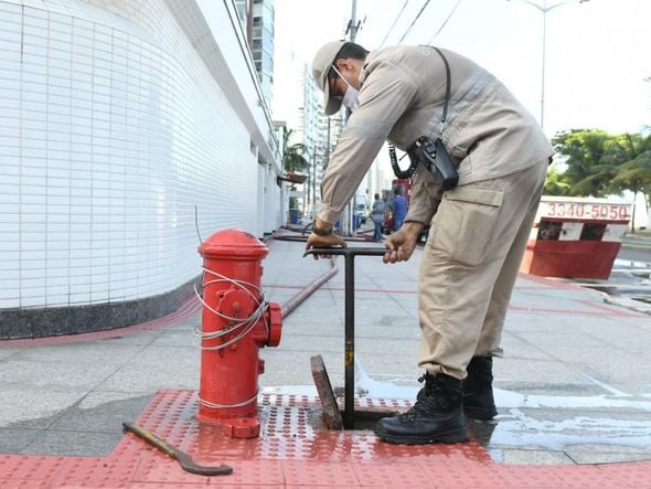Bombeiros atuam em incêndio em edifício na Praia de Itaparica por Fernando Madeira 
