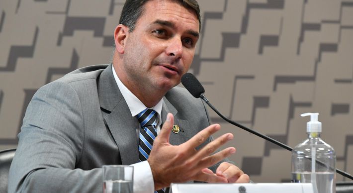 A mansão custou R$ 6 milhões e, deste total, R$ 3,1 milhões foram financiados pelo Banco de Brasília (BRB); no momento, a Promotoria colhe informações sobre o caso