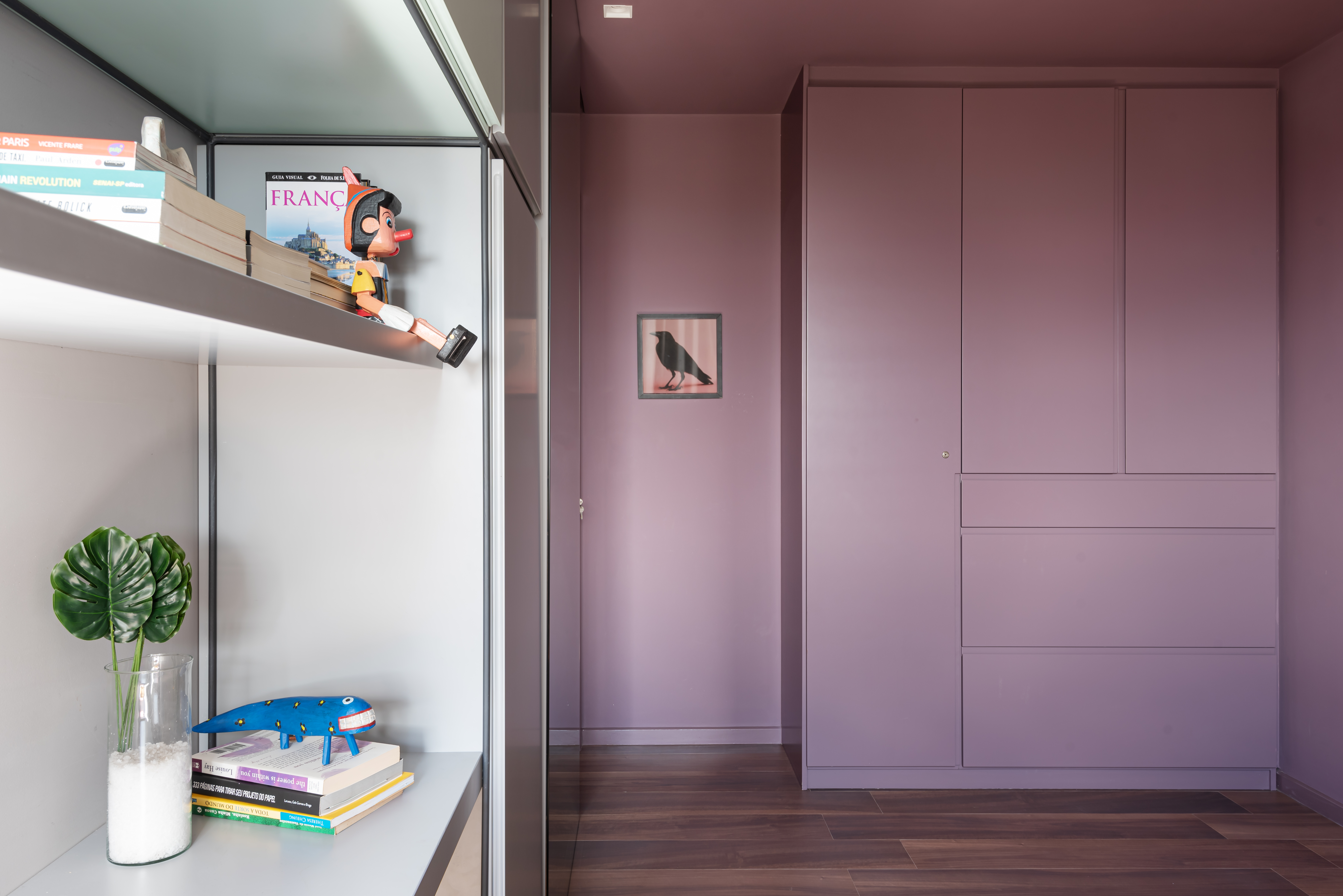 Apesar de não ser a cor mais usual, a arquiteta e designer de interiores Fernanda Calazans explica que tons de rosa também podem ser uma alternativa para quem procura um ambiente mais sereno. 