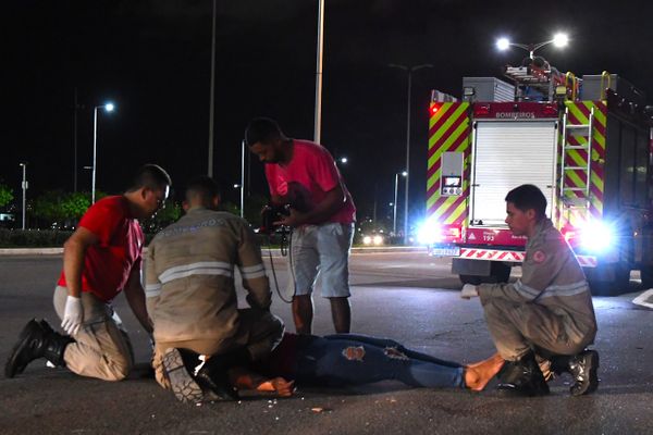 Batida entre carro e moto deixou uma pessoa levemente ferida nesta terça-feira (2), em Vitória