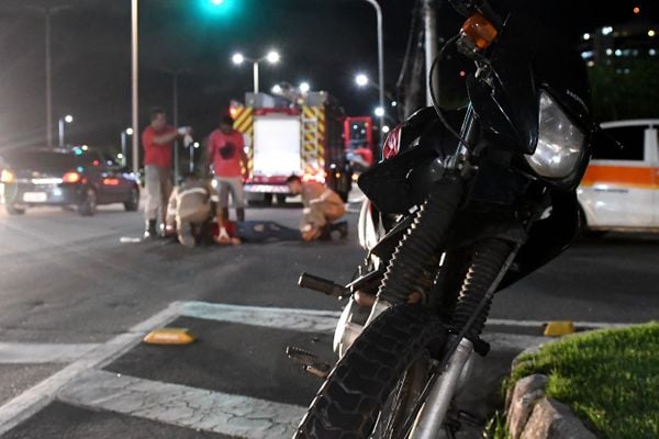 Batida entre carro e moto deixou uma pessoa levemente ferida nesta terça-feira (2), em Vitória