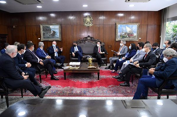 Governado do ES, Renato Casagrande, em reunião com governadores de MG e GO, além do ministro da Infraestrutura, Tarcísio de Freitas, e lideranças do Congresso Nacional