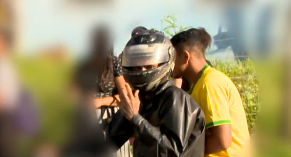 Imagem mostra os dois criminosos que ameaçaram profissionais da imprensa, incluindo a equipe da TV Gazeta, no bairro Planalto Serrano, na Serra, nesta terça-feira (2)