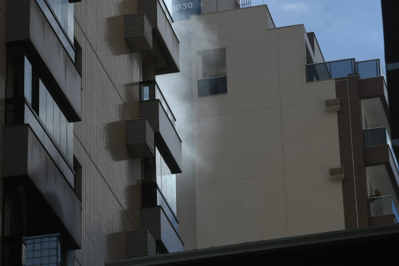 Incêndio atinge apartamento em edifício na Praia de Itaparica 