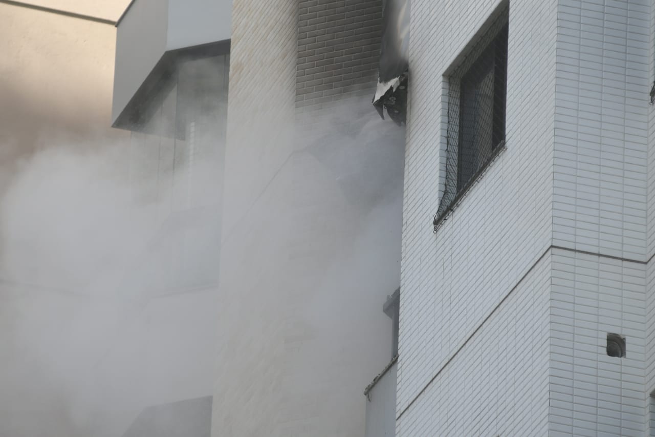 Incêndio atinge apartamento em edifício na Praia de Itaparica 