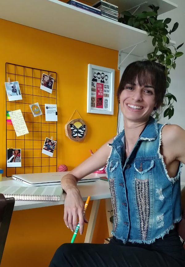 Letícia Rodrigues é publicitária e redecorou um espaço da casa para tornar o home office mais aconchegante e produtivo.