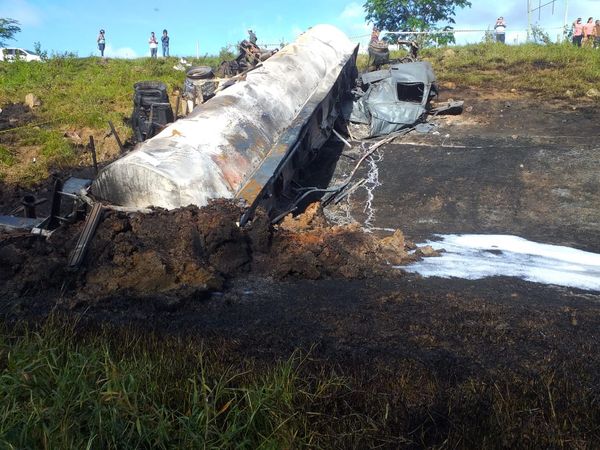 Motorista morre carbonizado após carreta pegar fogo em Nova Venécia