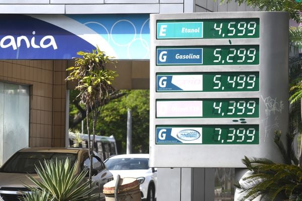 Data: 02/03/2021 - ES - Vitória - Posto Petrobras, na Praia do Canto, em Vitória - Preço dos combustíveis nos postos da Grande Vitória - Editoria: Economia - Foto: Fernando Madeira - GZ por Fernando Madeira