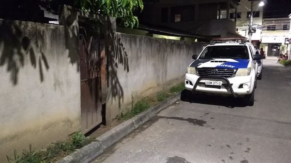 Homem foi morto com vários tiros no portão de sua casa na Serra Sede