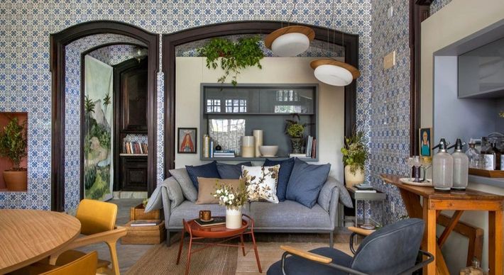 Com 38 ambientes criados por 58 arquitetos, a histórica residência Brando Barbosa, de 2.500 m2, é preenchida com cores, texturas e originalidade