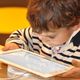 Uso excessivo de telas como tablet, celular e televisão pode ser prejudicial para as crianças