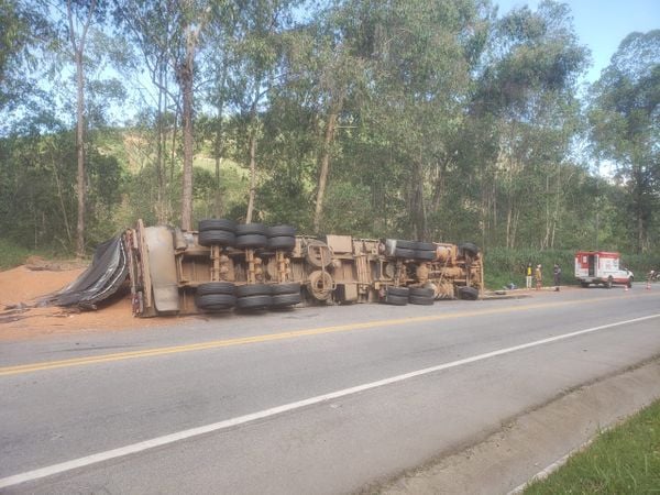 O acidente aconteceu na altura do km 136. O motorista foi socorrido para o hospital de Venda Nova do Imigrante
