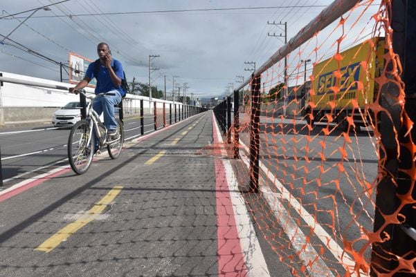 Ciclovia da Avenida Leitão da Silva, em Vitória com algumas cercas quebradas