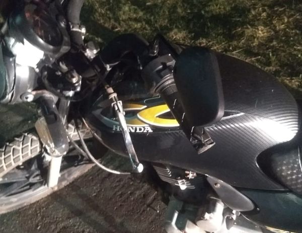 O acidente aconteceu na noite desta terça-feira (02). A motociclista foi socorrida pelo Corpo de Bombeiros para a Santa Casa do município