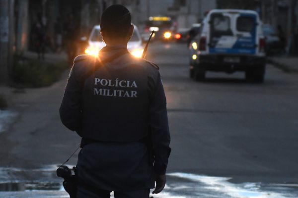 Polícia Militar reforça o patrulhamento no bairro Planalto Serrano após tiroteios entre traficantes e ameaças à jornalistas que faziam matéria sobre a onda de violência na região