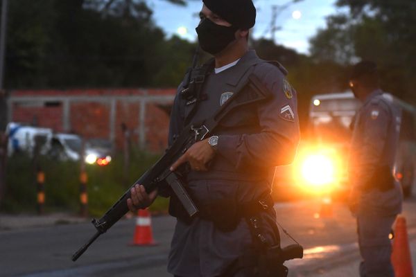 Polícia Militar reforça o patrulhamento no bairro Planalto Serrano após tiroteios entre traficantes e ameaças à jornalistas que faziam matéria sobre a onda de violência na região